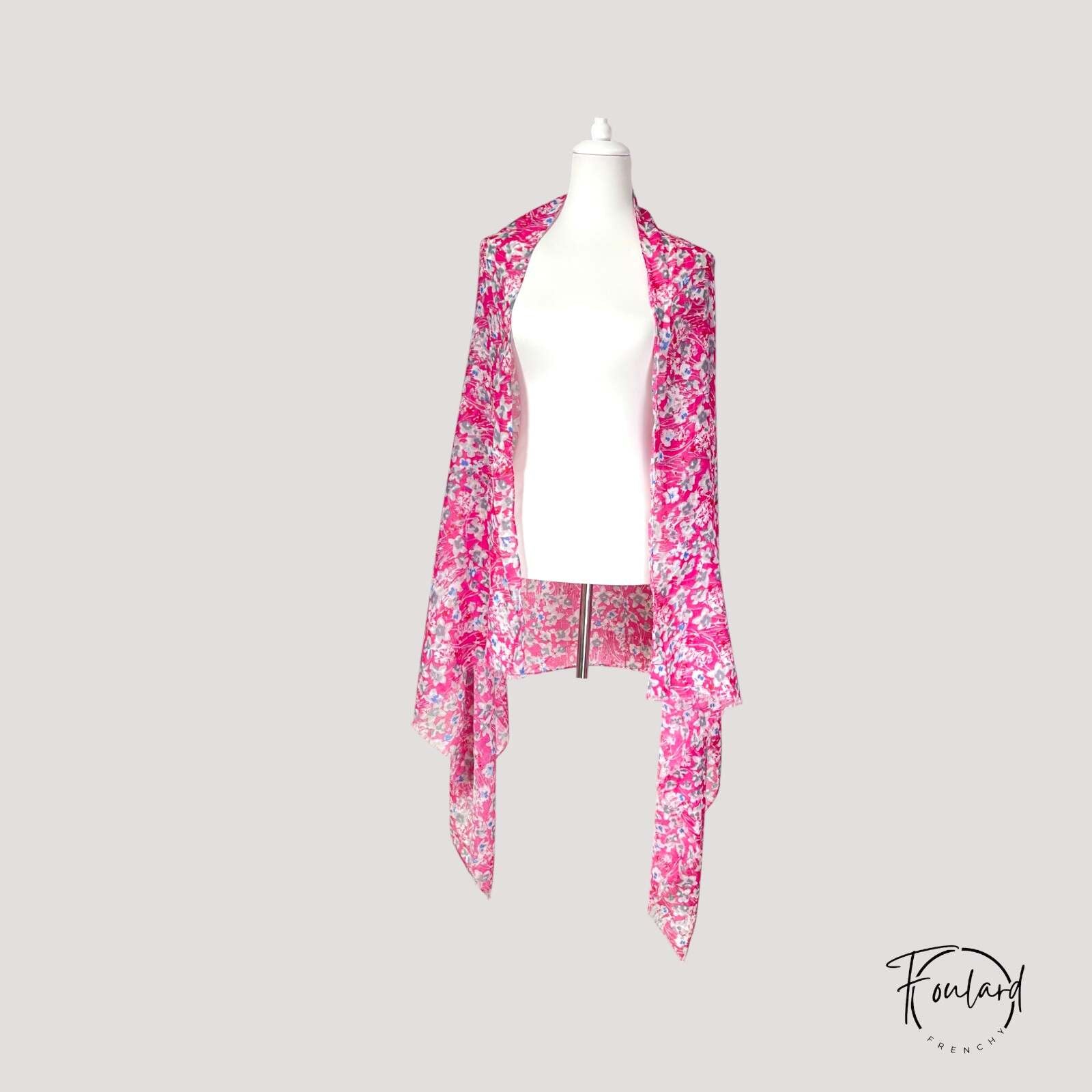 Détail du motif floral fuchsia avec touches de bleu