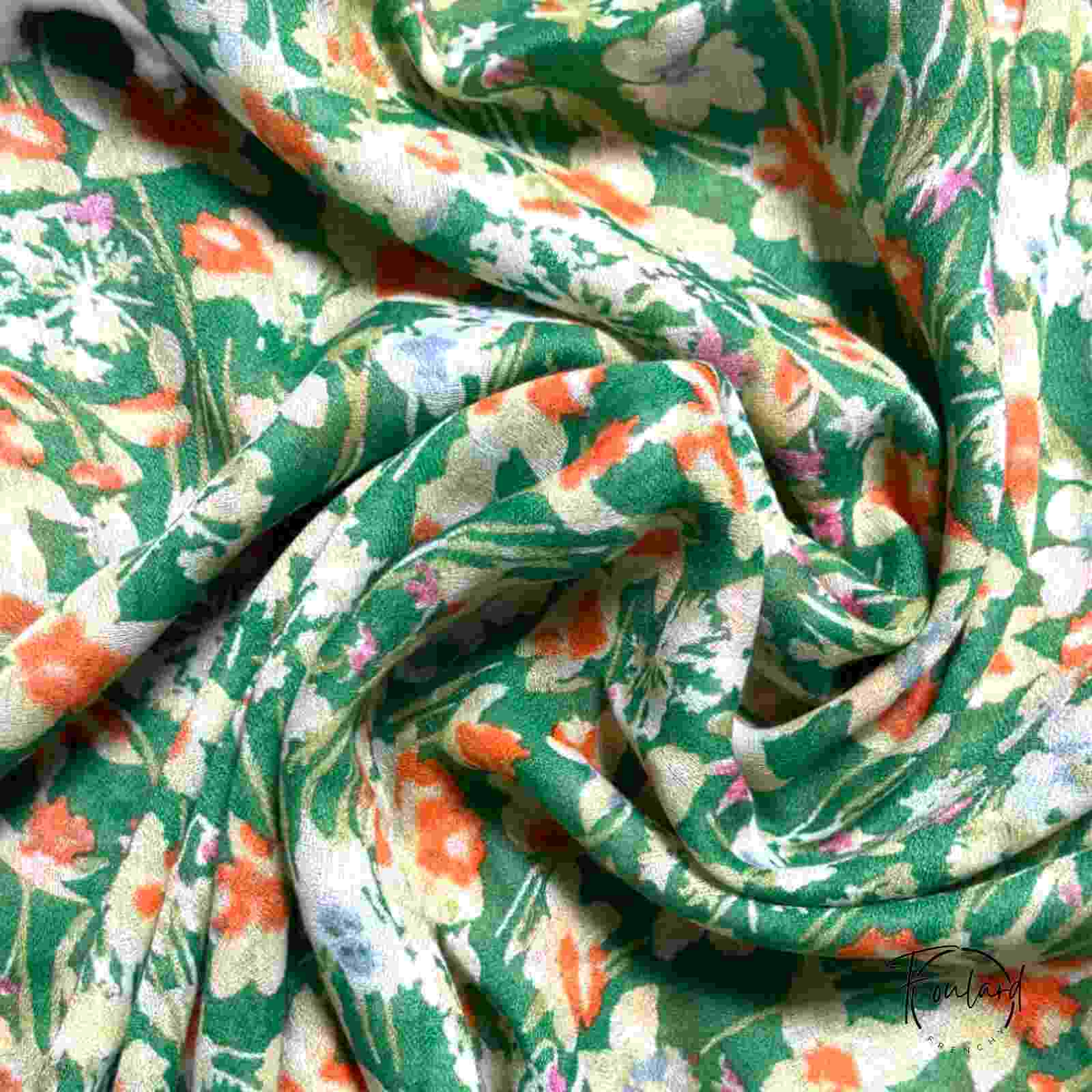 Texture douce du foulard vert en gros plan, détails des fleurs