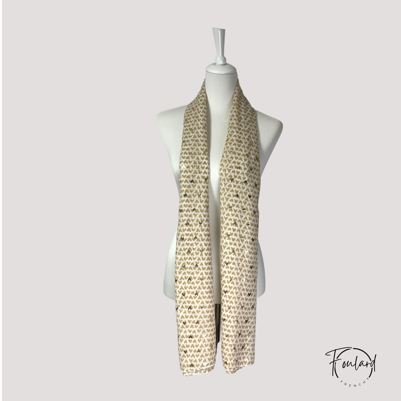 Gros plan sur la texture douce du foulard beige