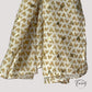 Foulard beige étalé, montrant sa souplesse et ses motifs