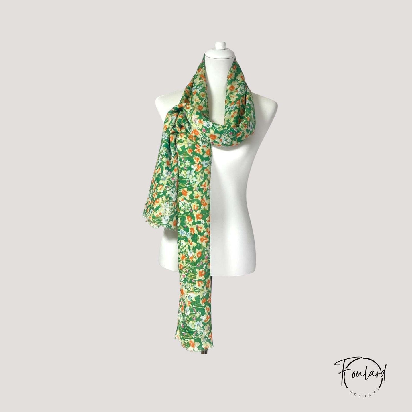 Vue de face du foulard vert floral porté autour du cou
