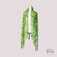 Foulard vert floral drapé sur un mannequin, vue de côté