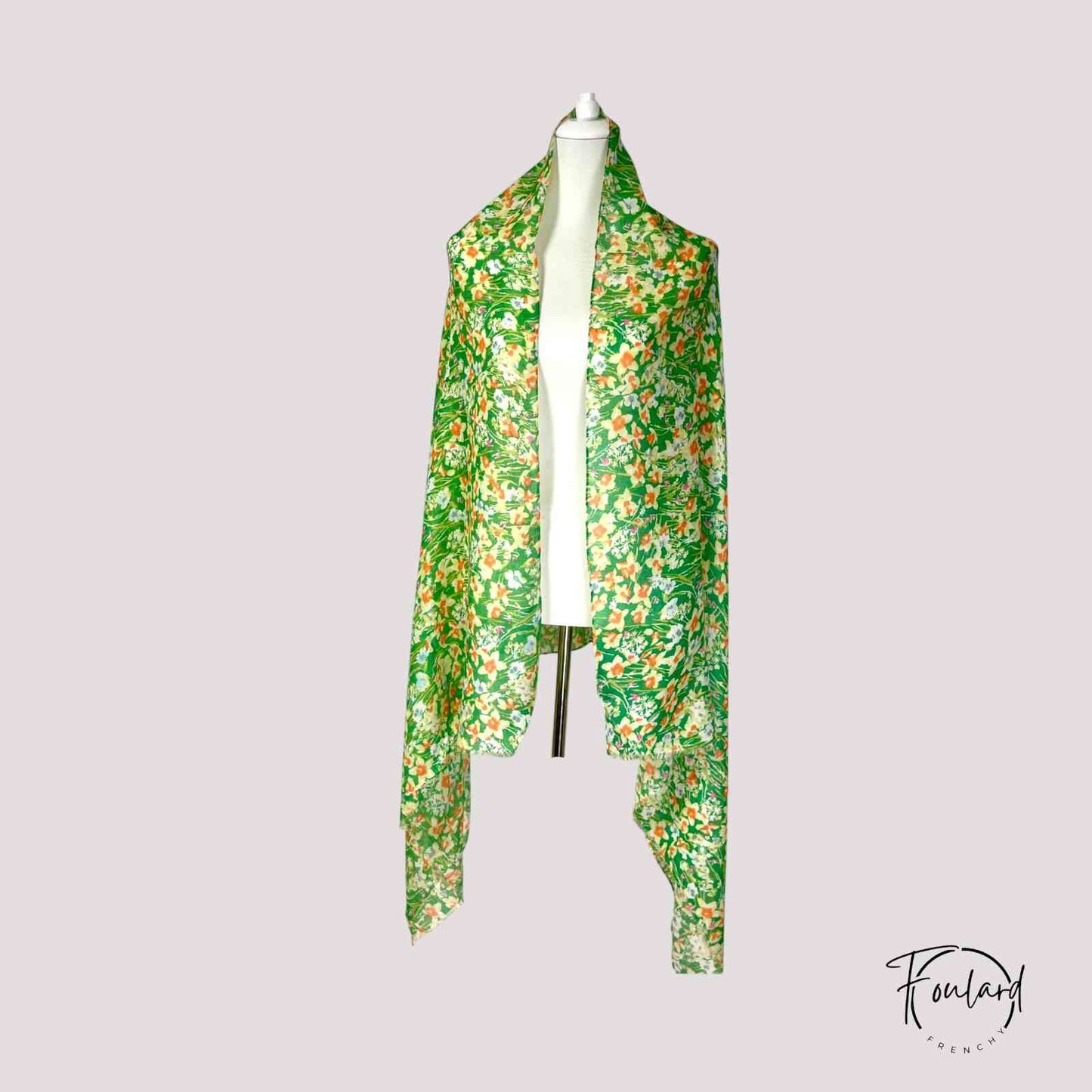 Foulard vert floral drapé sur un mannequin, vue de côté