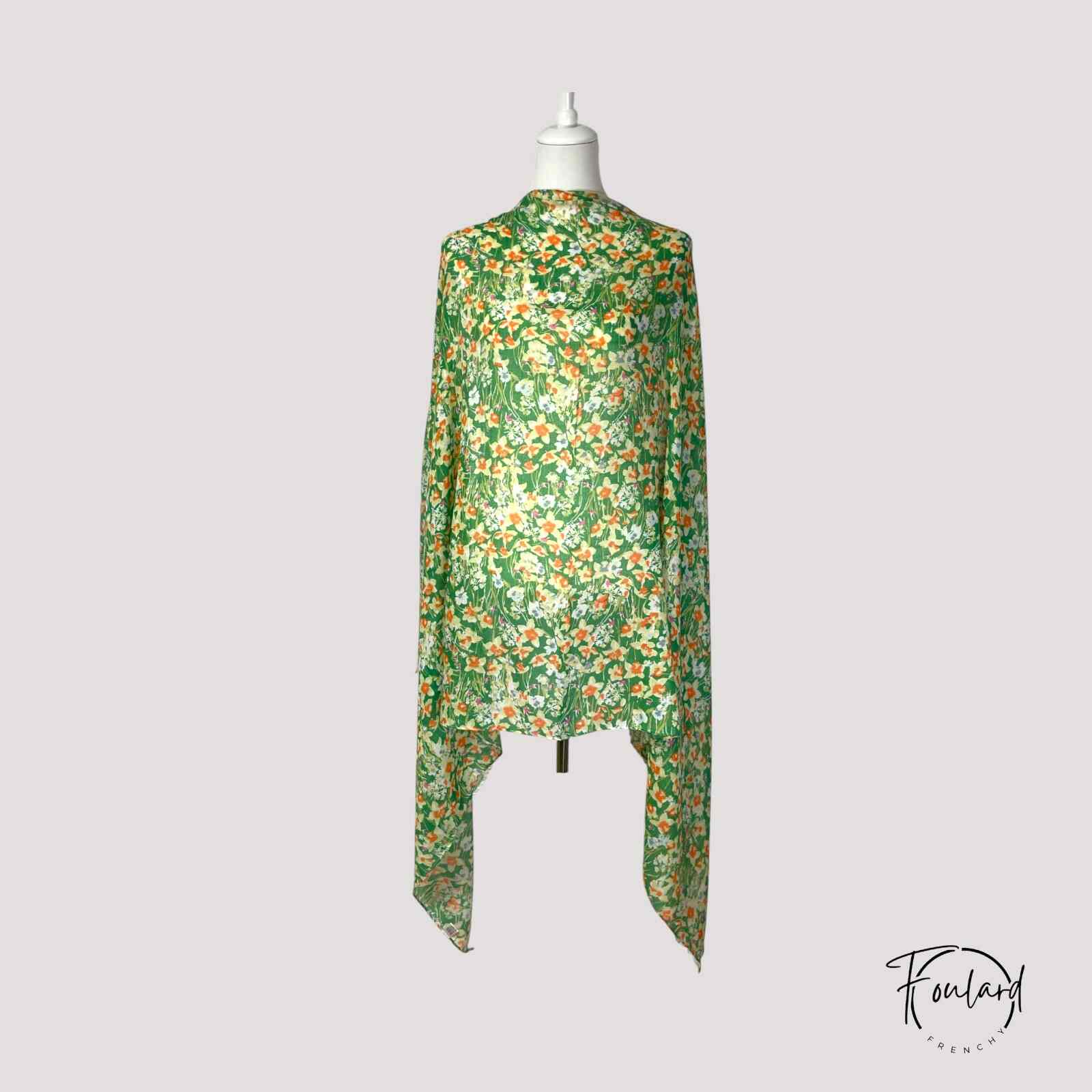 Foulard vert étalé, montrant ses dimensions généreuses