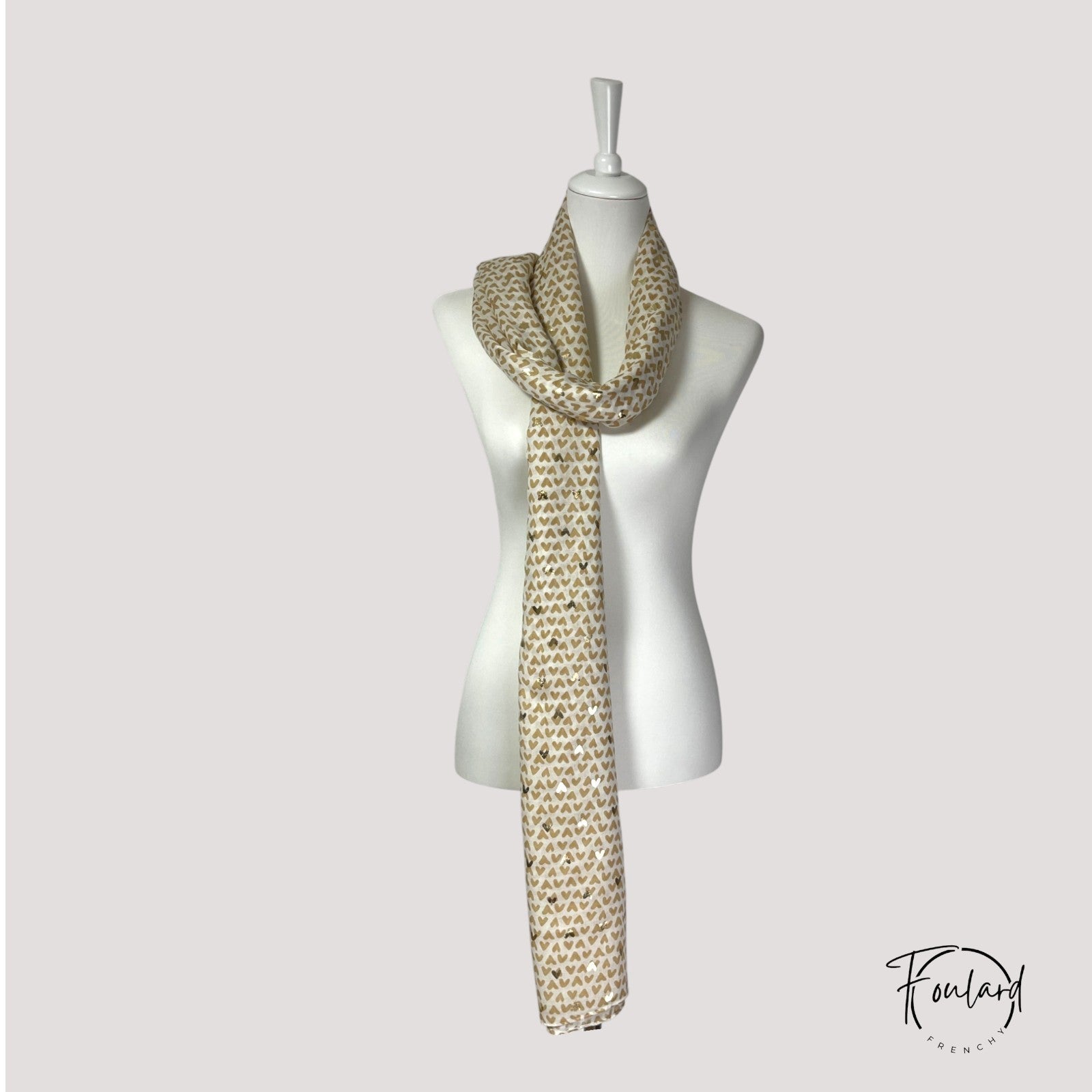 Foulard beige avec motifs cœurs dorés sur fond clair