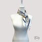 Foulard en polyester bleu clair, vue de face