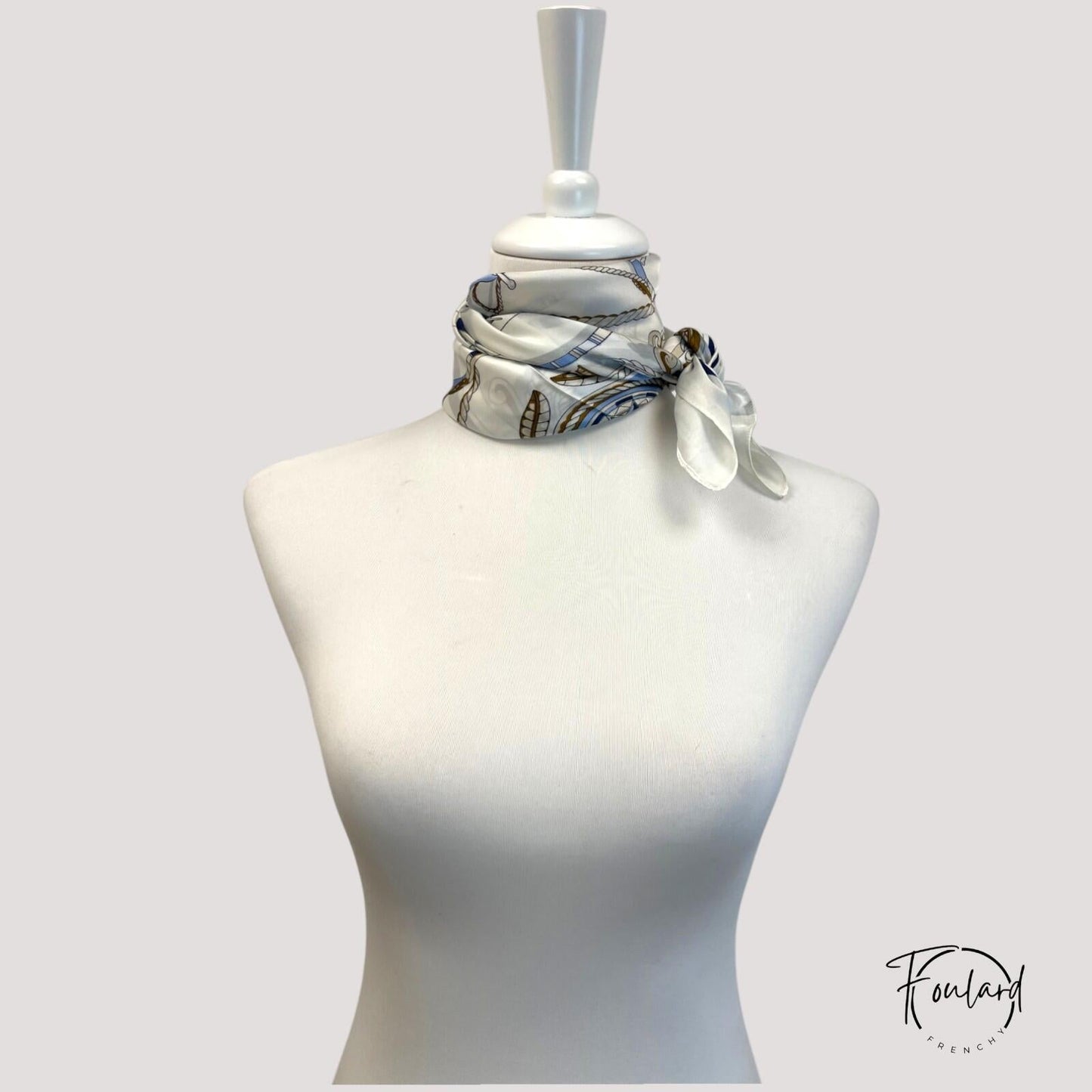 Foulard plié montrant ses dimensions carrées