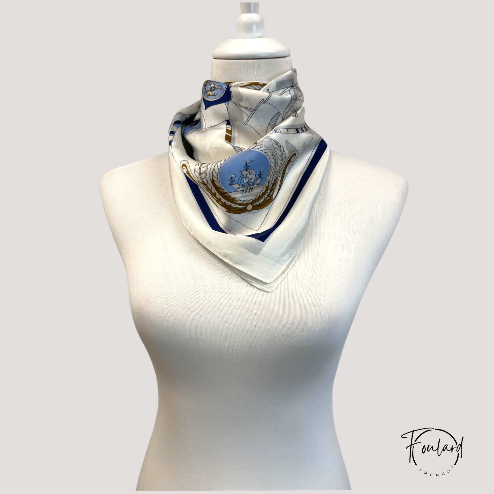 Vue latérale du foulard, texture douce visible