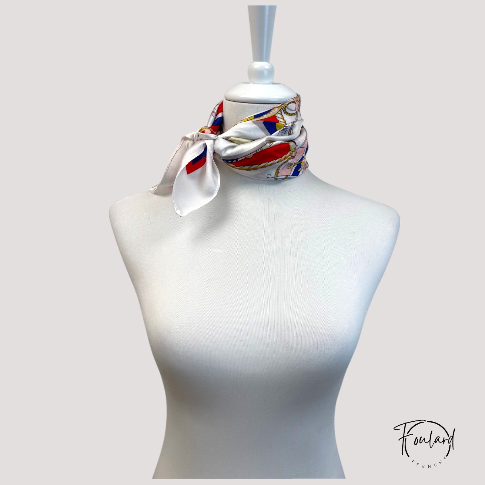 Foulard estival plié, montrant ses motifs colorés