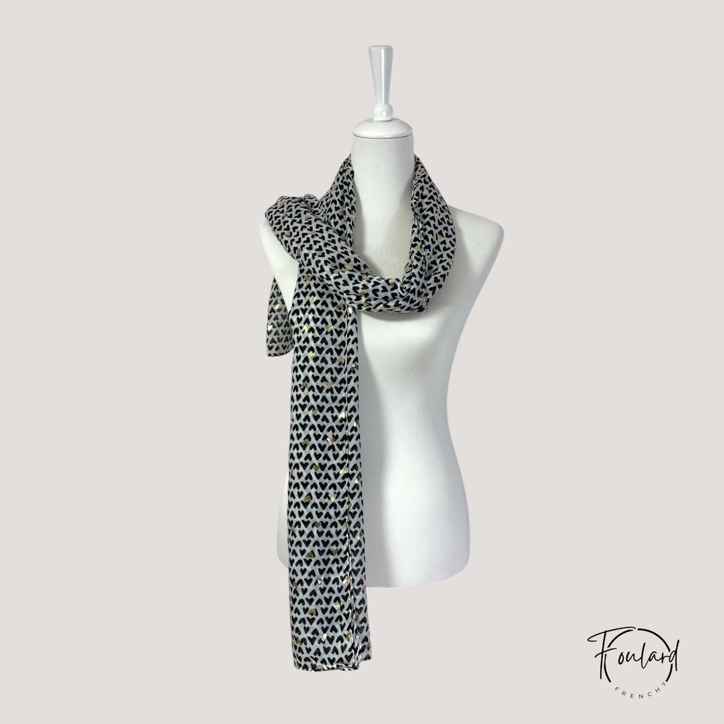 Foulard blanc avec motifs cœurs noirs et dorés