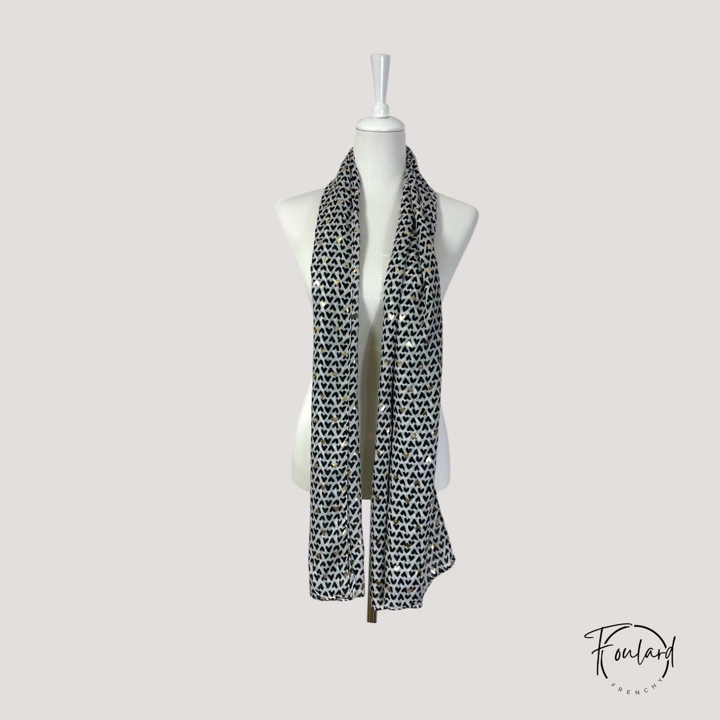 Détail des cœurs dorés brillants sur le foulard