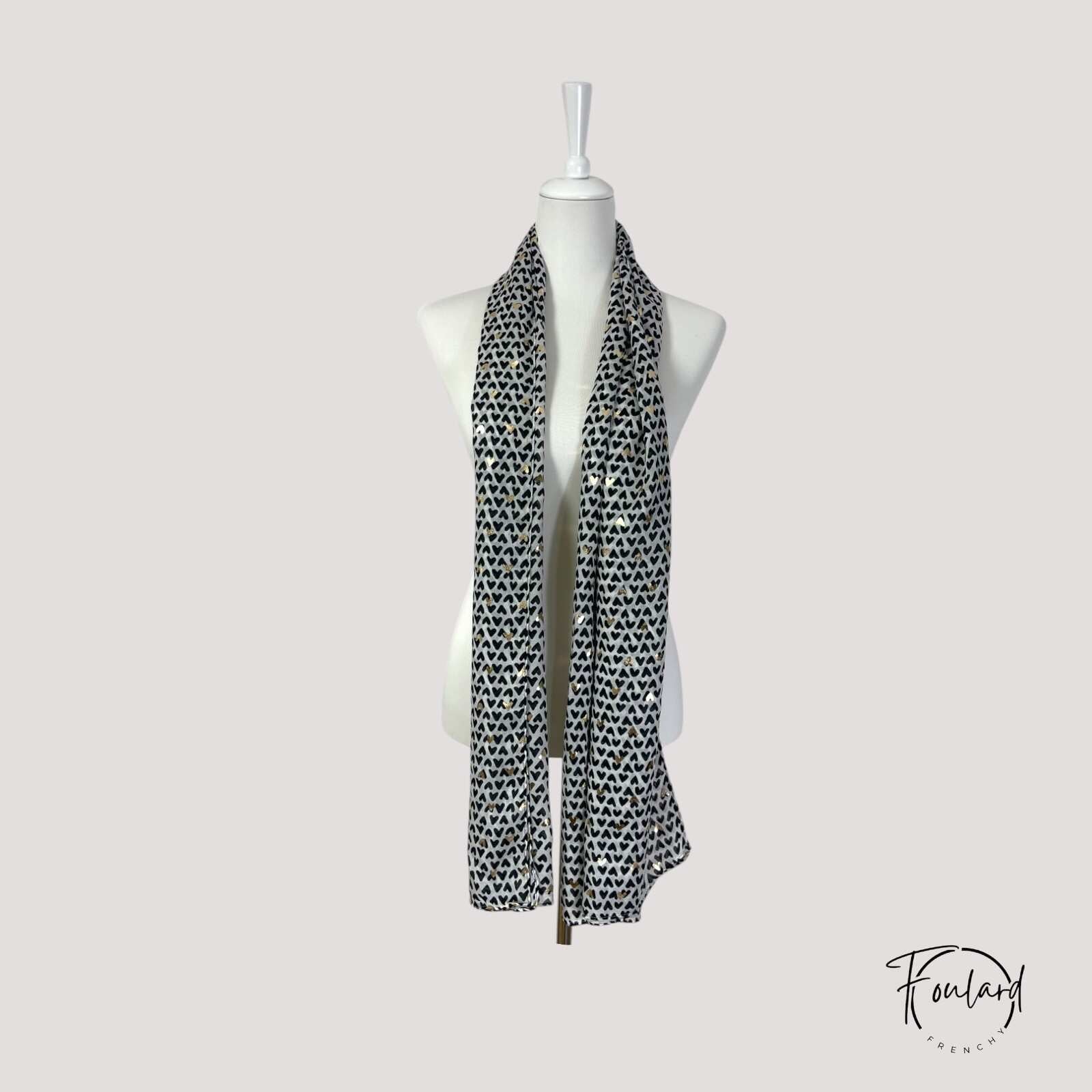 Détail des cœurs dorés brillants sur le foulard