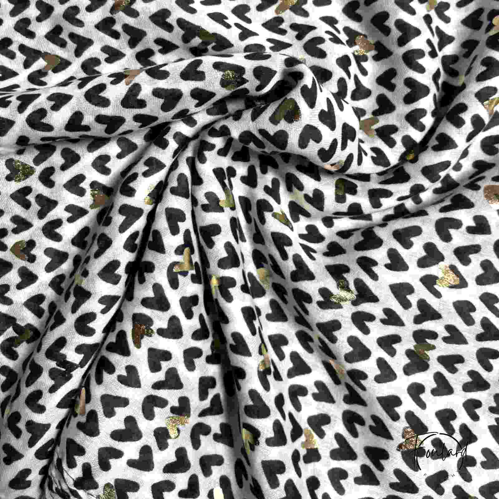 Foulard porté en étole sur les épaules