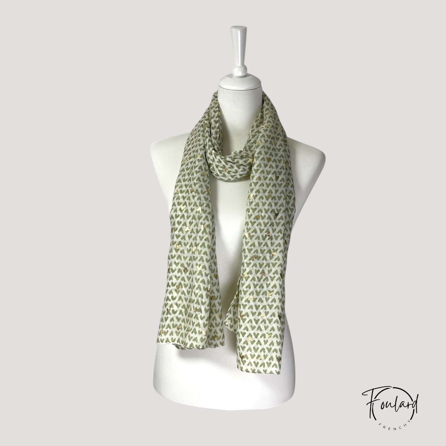 Vue d'ensemble du foulard vert clair, texture fluide