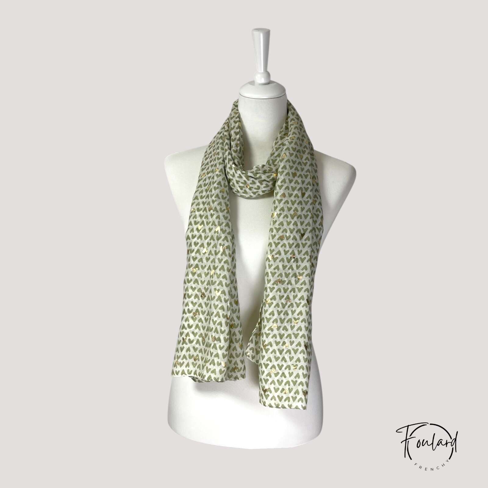 Vue d'ensemble du foulard vert clair, texture fluide