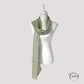 Foulard vert clair avec motifs cœurs dorés en gros plan
