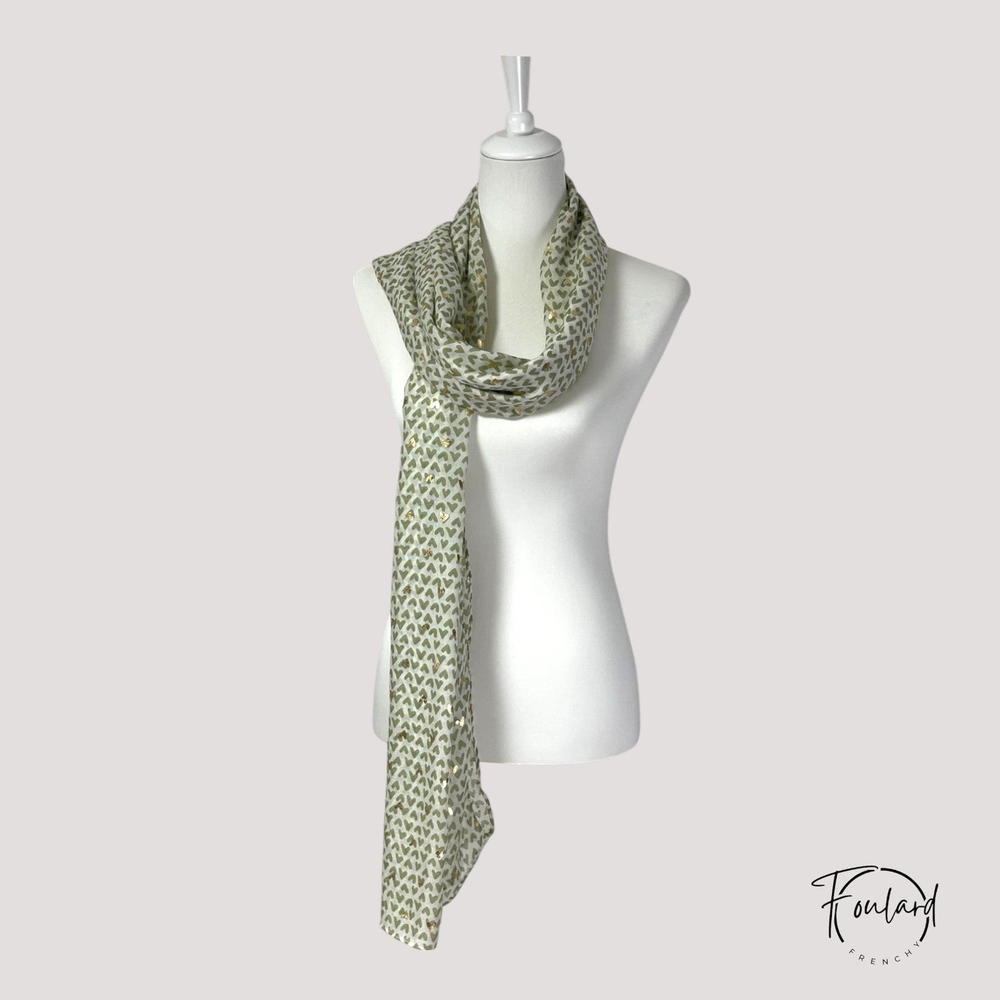 Foulard vert clair avec motifs cœurs dorés en gros plan