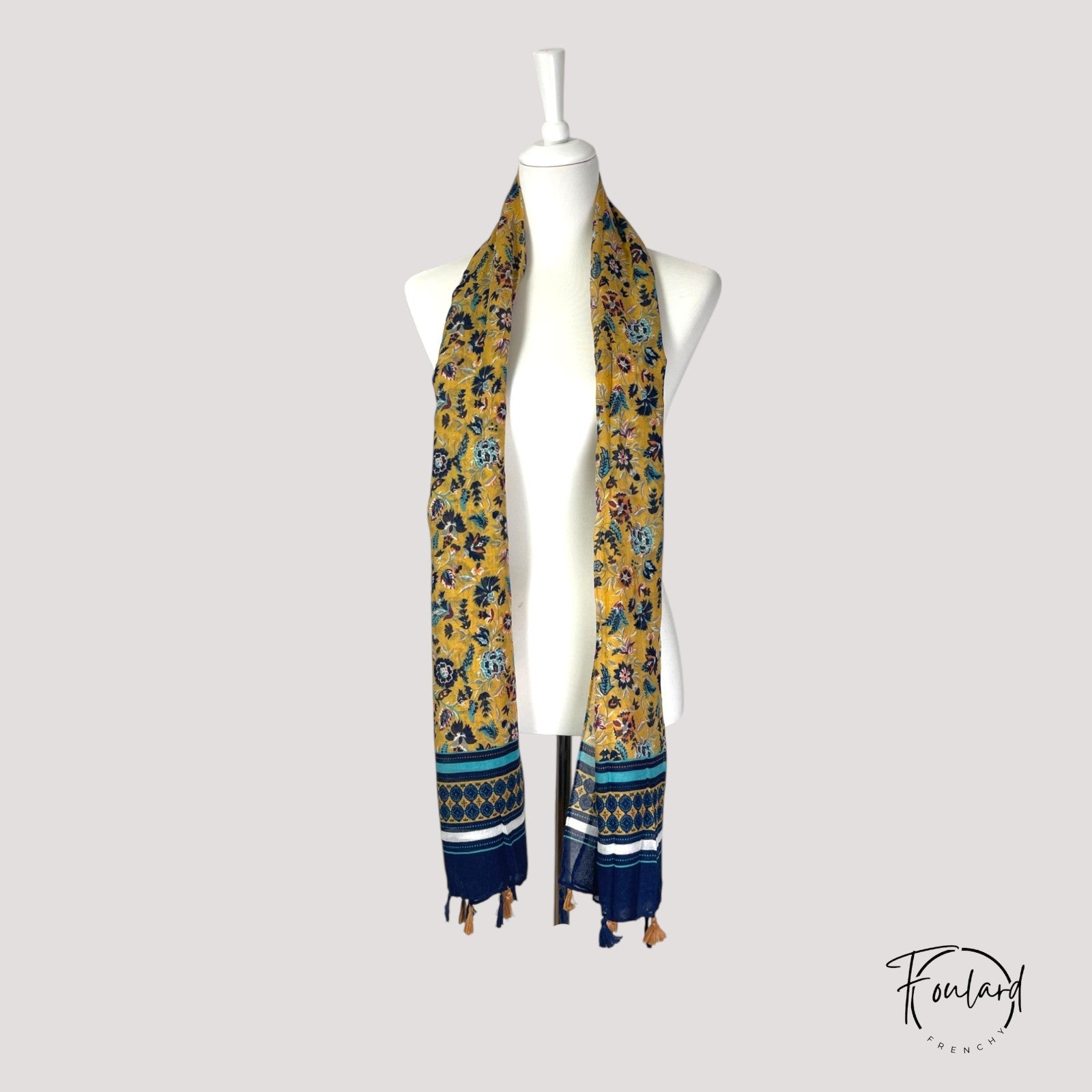 Foulard bohème noué autour du cou, fond jaune moutarde