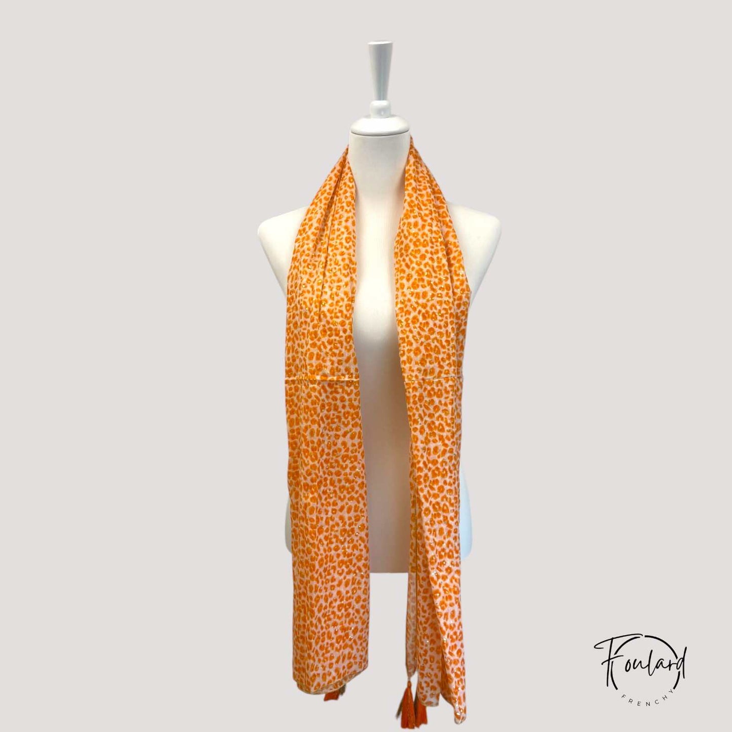Vue d'ensemble du foulard léopard orange et doré
