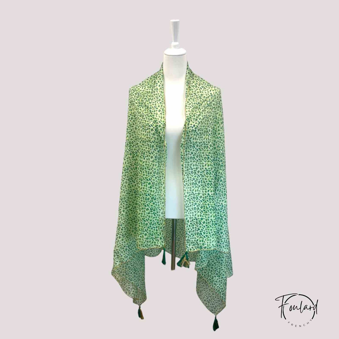 Détail du motif léopard vert et doré scintillant