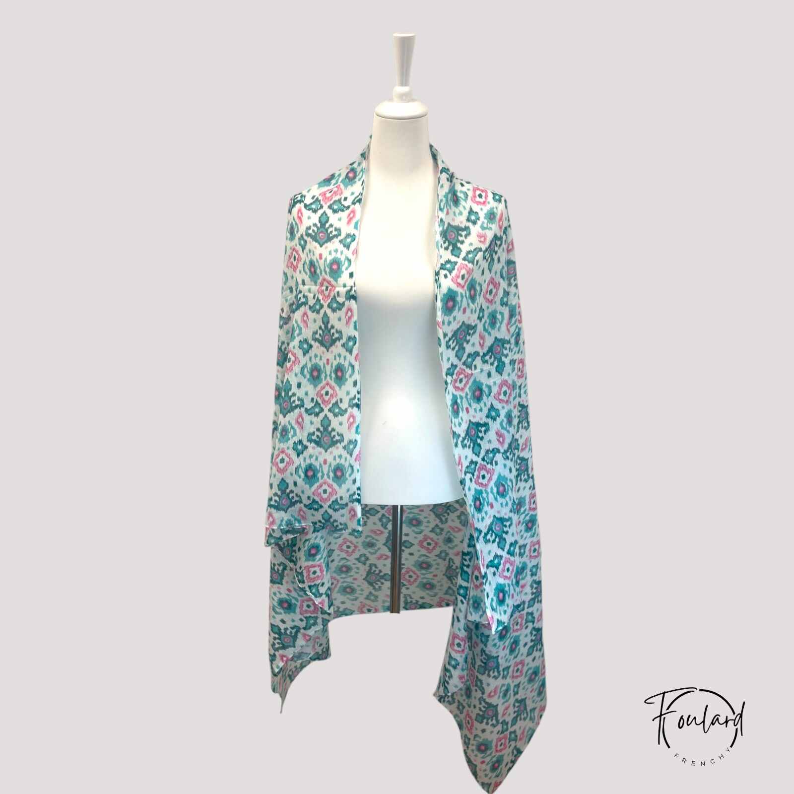 Foulard drapé sur mannequin, style bohème chic