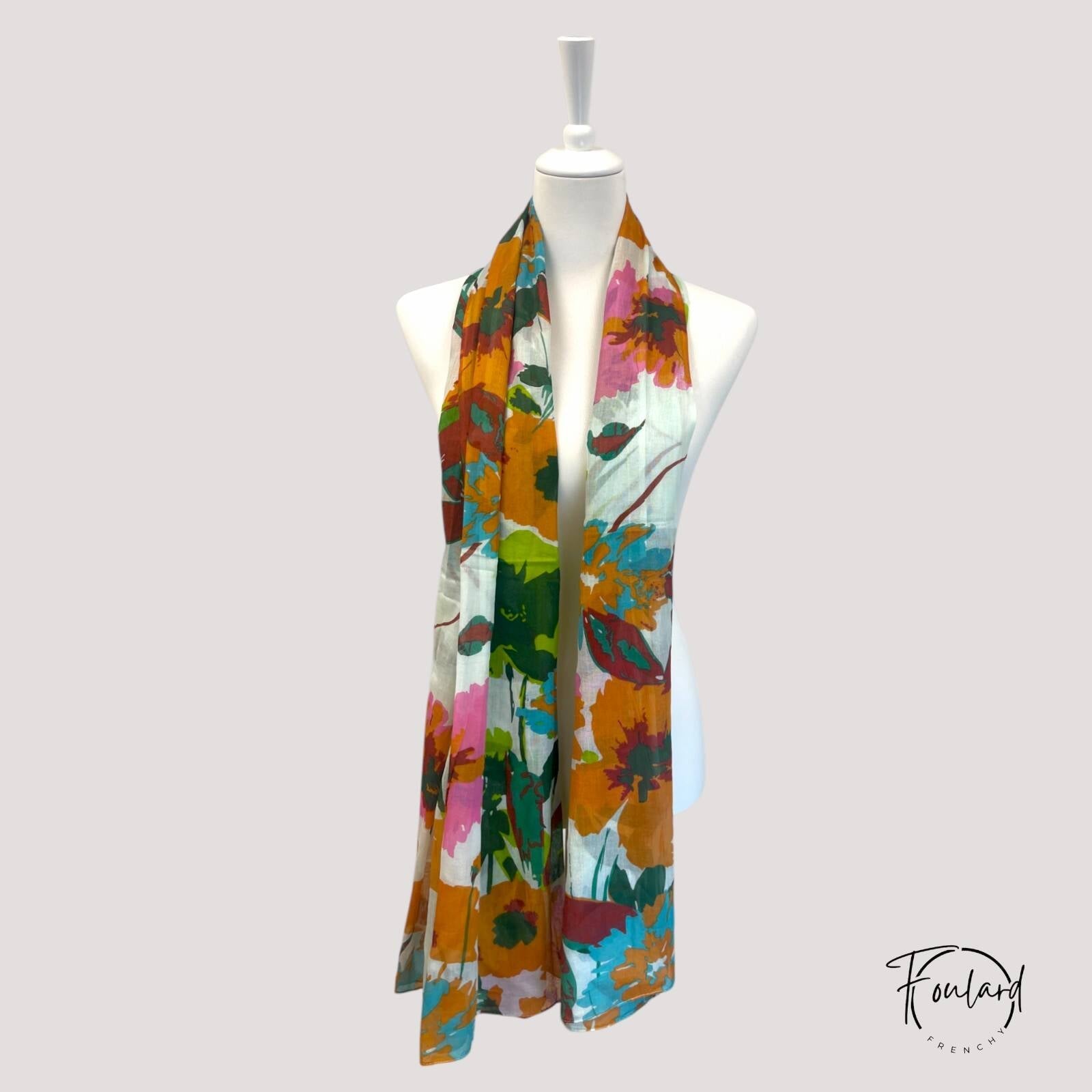 Détail du motif floral coloré sur foulard léger