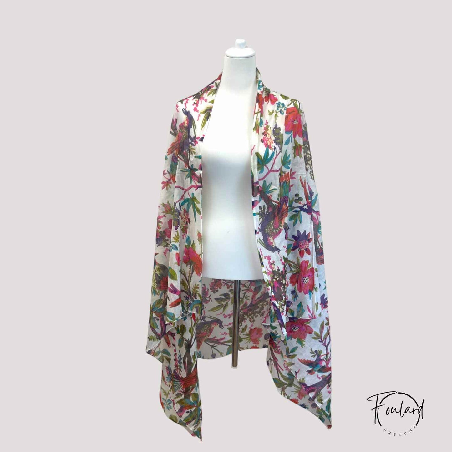 Détail de motifs floraux et oiseaux exotiques sur foulard