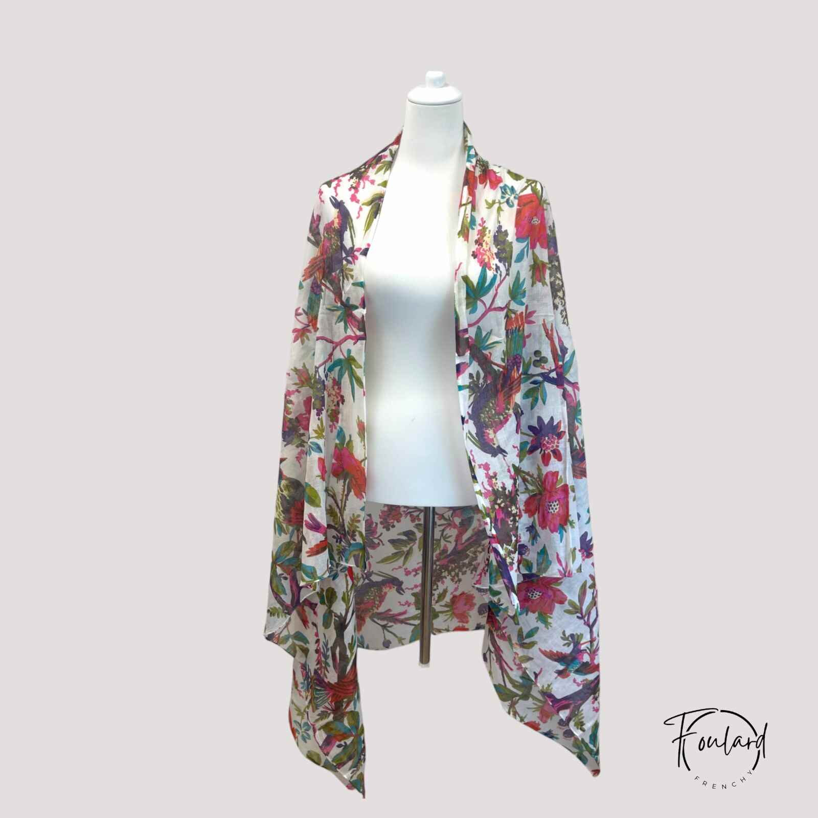 Détail de motifs floraux et oiseaux exotiques sur foulard