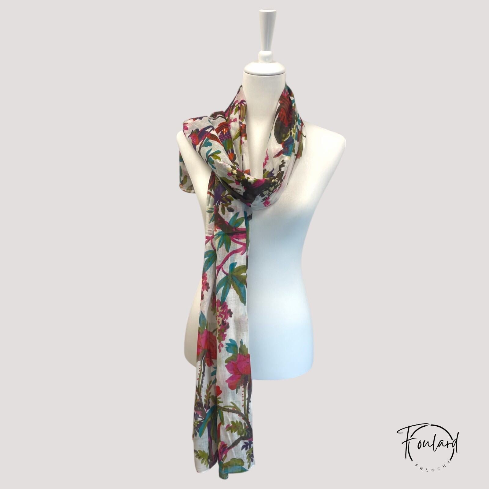 Foulard drapé montrant motifs tropicaux et couleurs vives