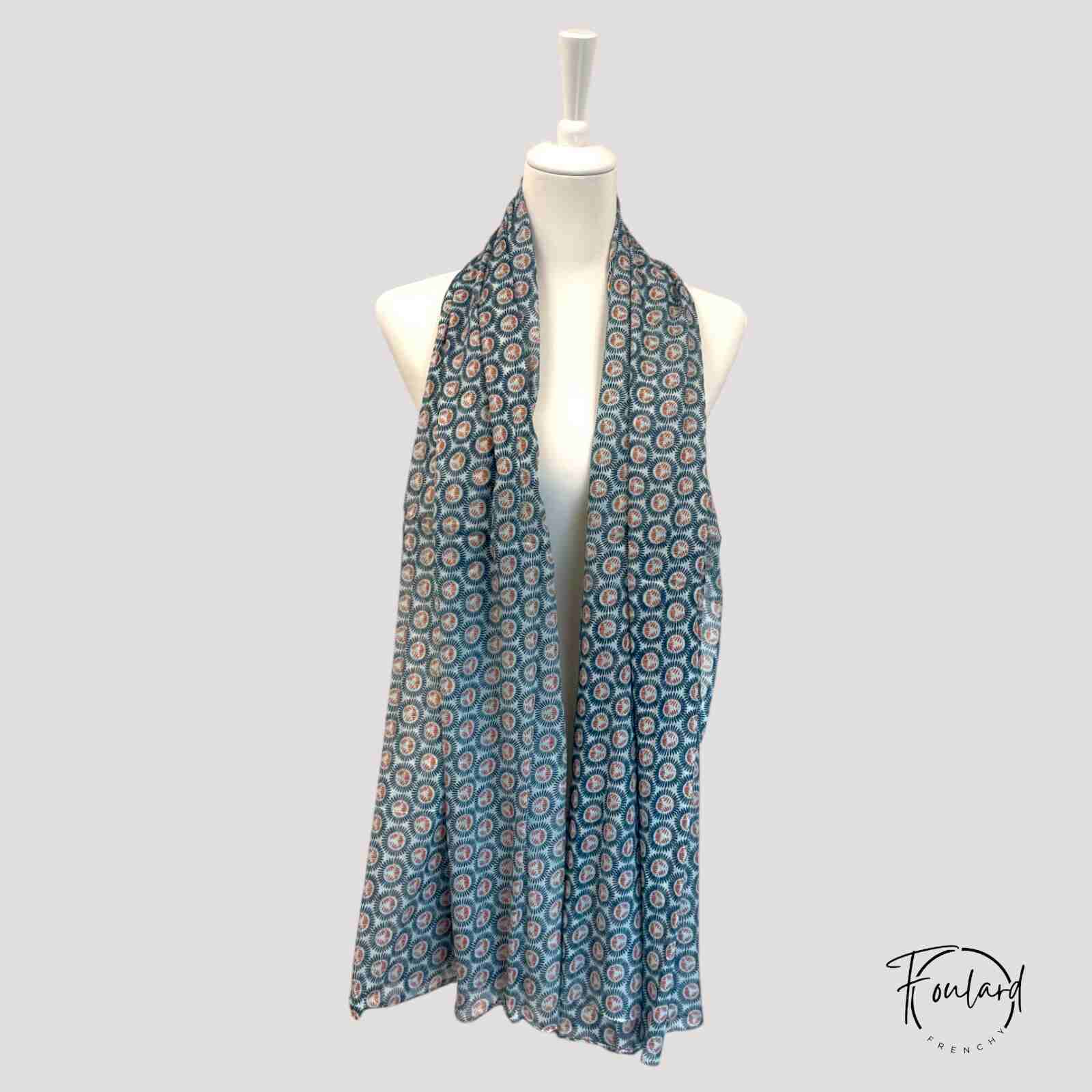 Foulard drapé sur mannequin, motifs géométriques colorés