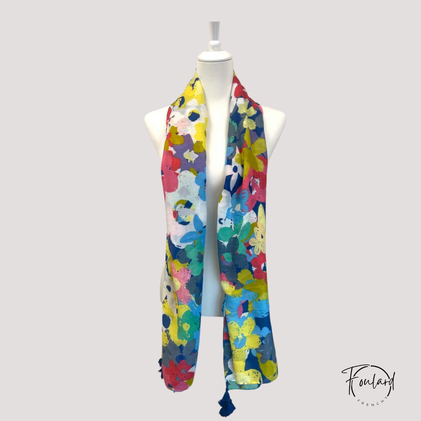 Foulard enroulé montrant motifs floraux colorés