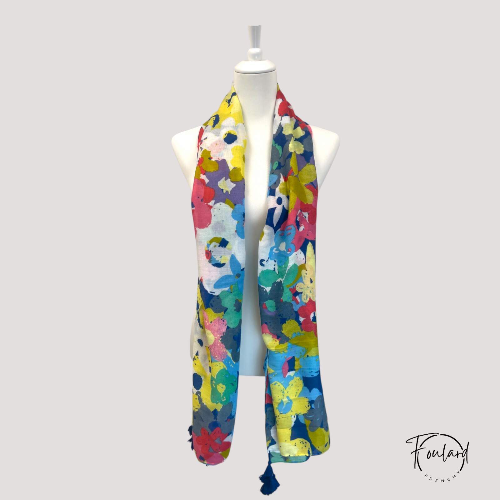 Foulard enroulé montrant motifs floraux colorés