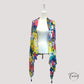 Détail des fleurs vives sur foulard en viscose