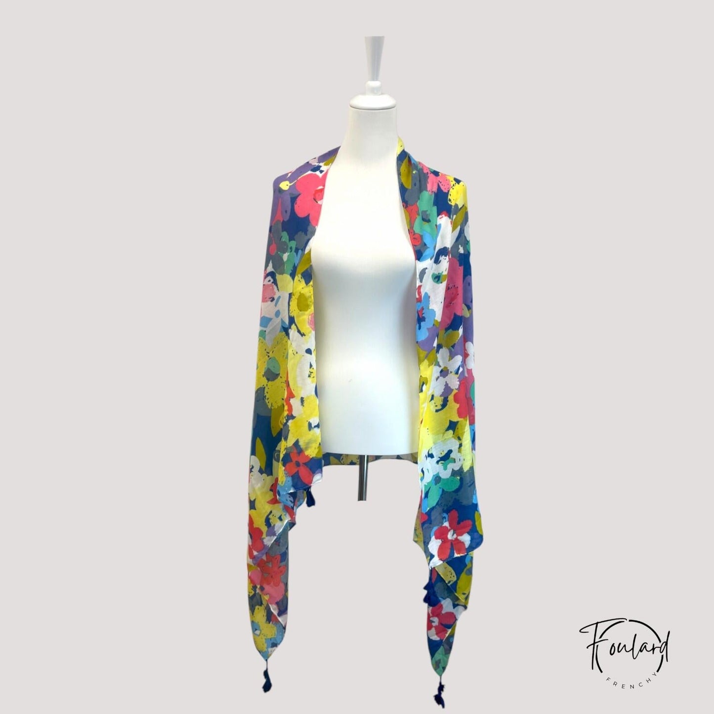 Détail des fleurs vives sur foulard en viscose