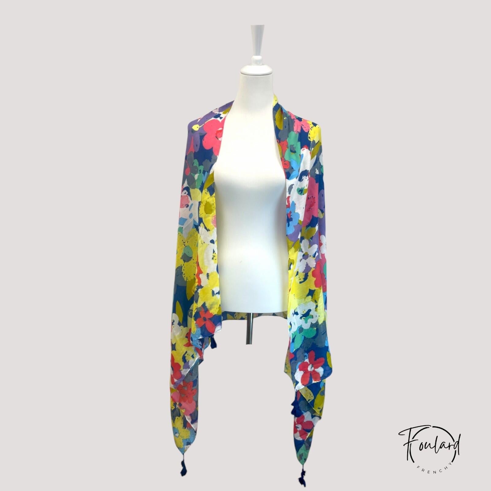 Détail des fleurs vives sur foulard en viscose