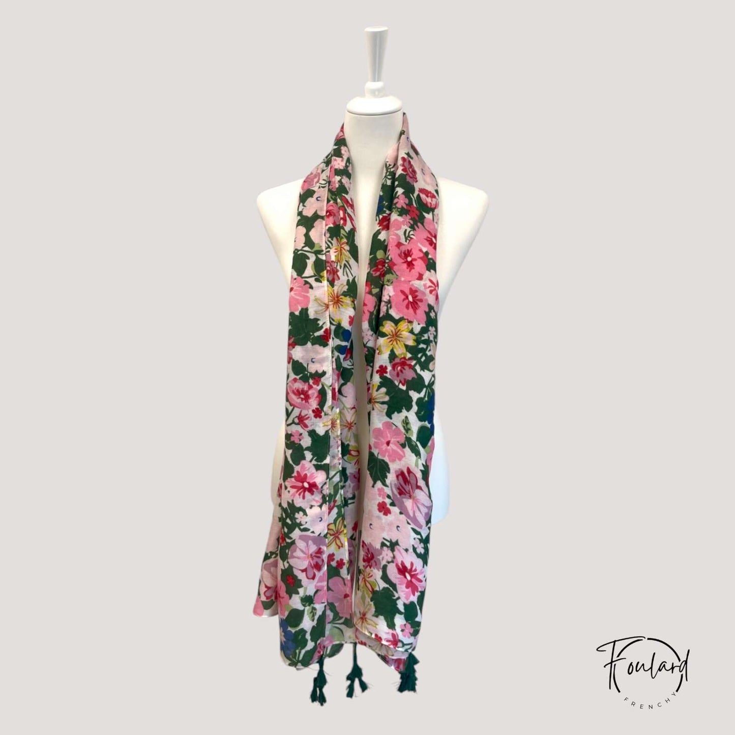 Foulard drapé sur mannequin, tons roses et verts