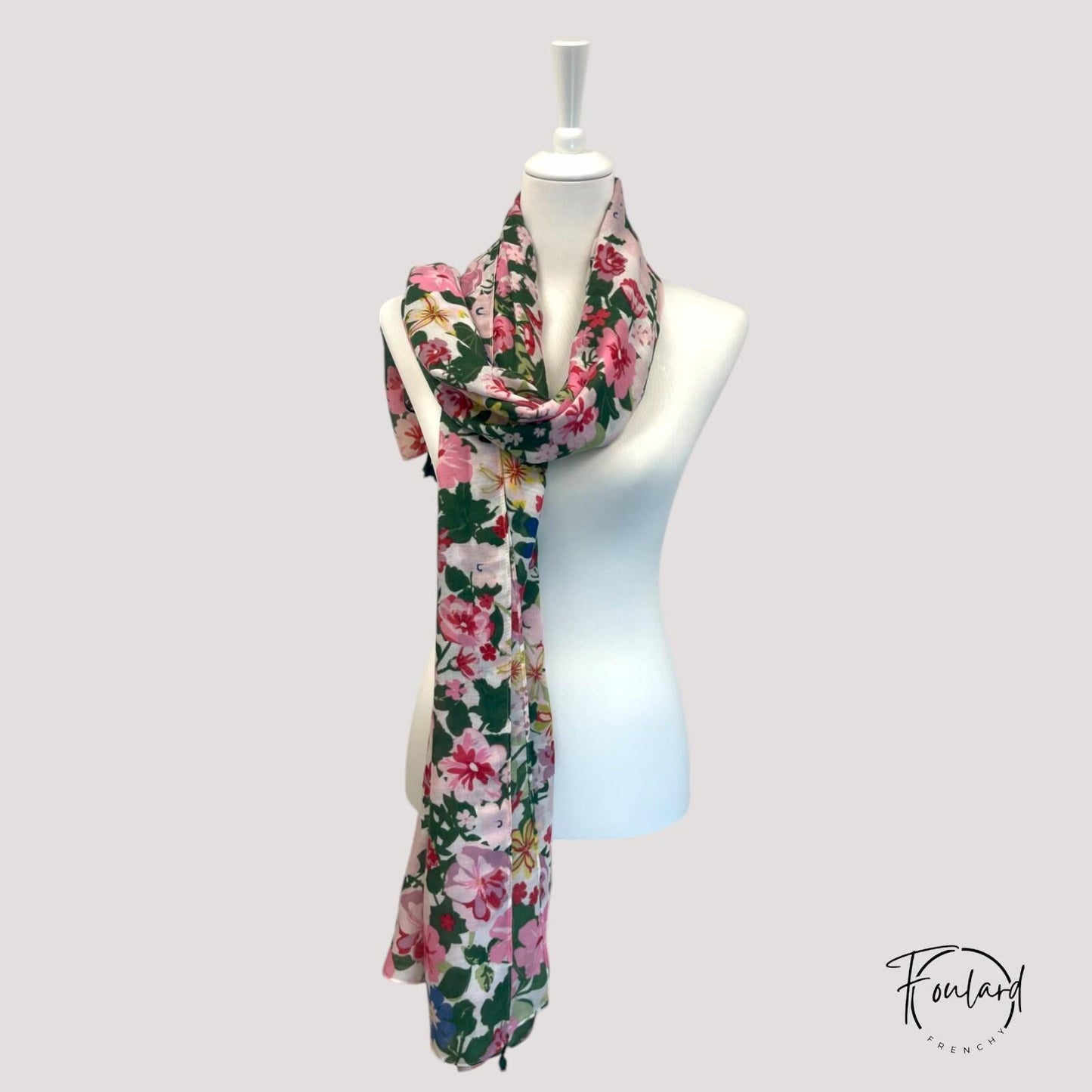 Détail du motif floral rose sur fond clair