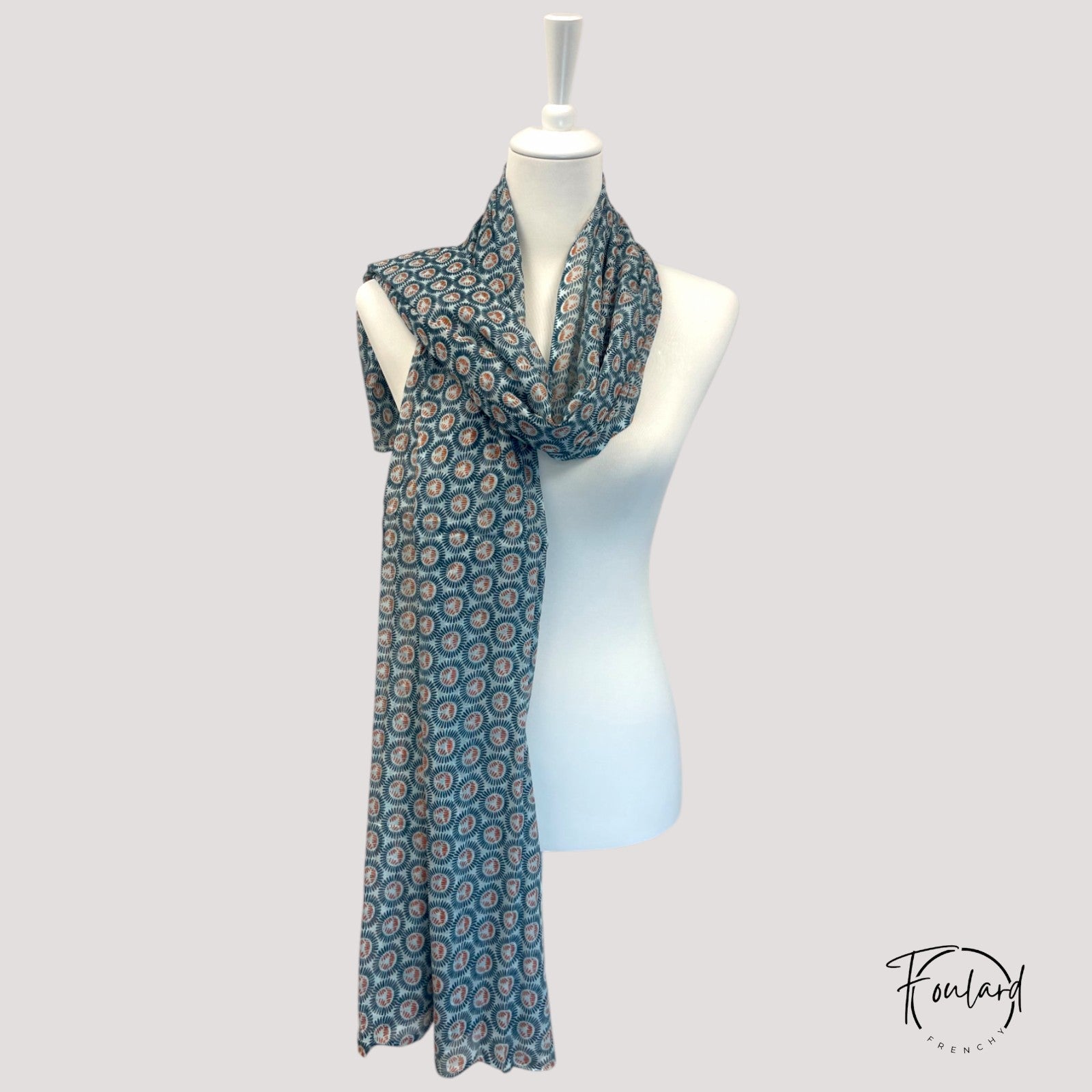 Zoom sur les motifs circulaires du foulard en coton