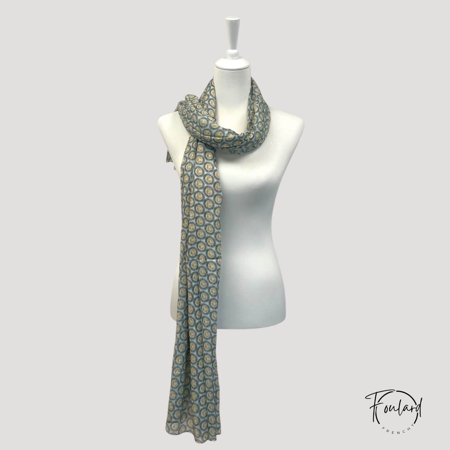 Vue rapprochée du tissu doux et léger du foulard