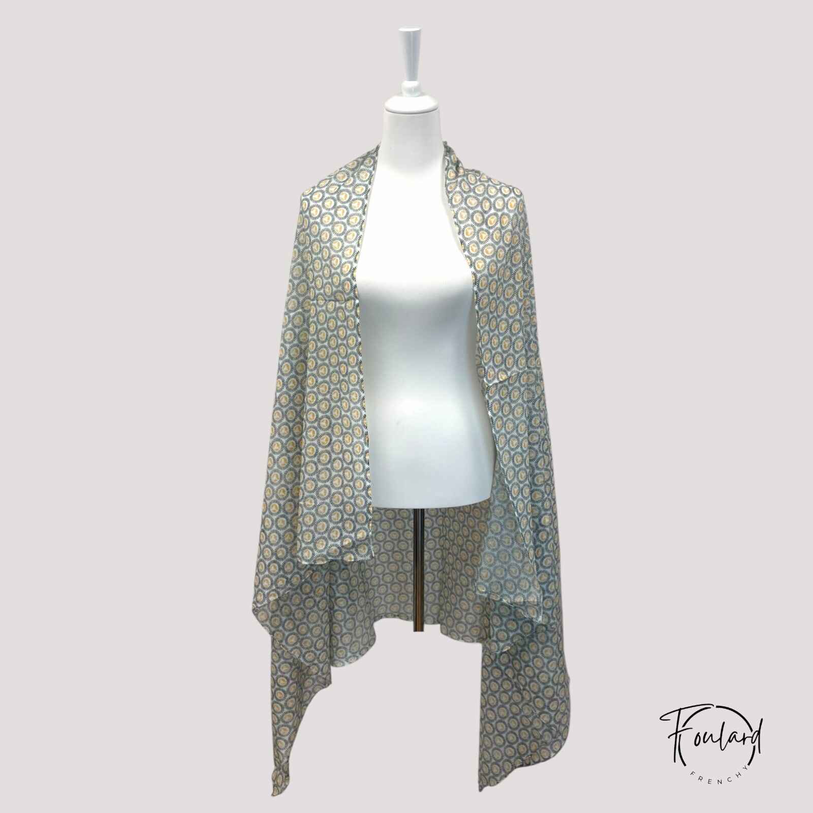 Détail du motif géométrique sur fond crème du foulard