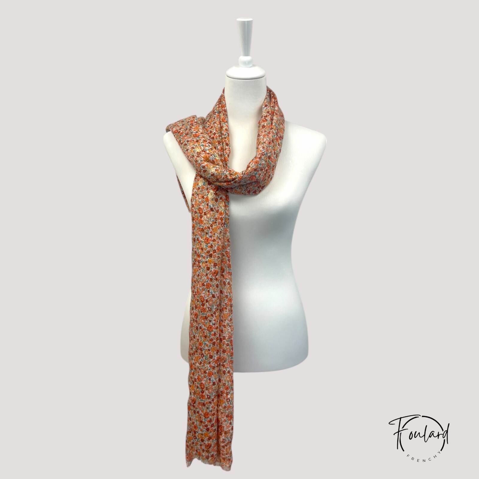 Foulard porté sur les épaules, texture voile visible