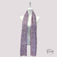 Vue rapprochée du tissu fluide violet et motifs floraux