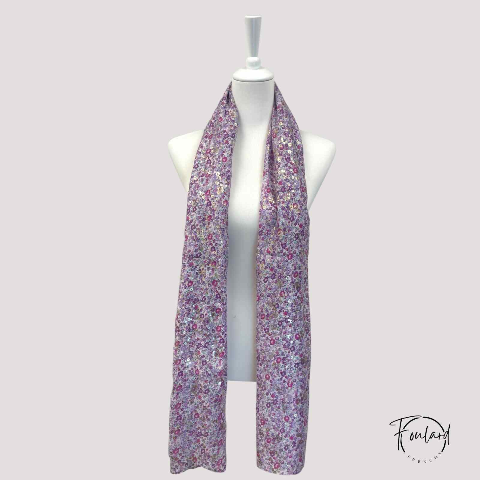 Vue rapprochée du tissu fluide violet et motifs floraux