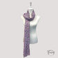 Détail des fleurs lilas sur fond violet avec éclats dorés