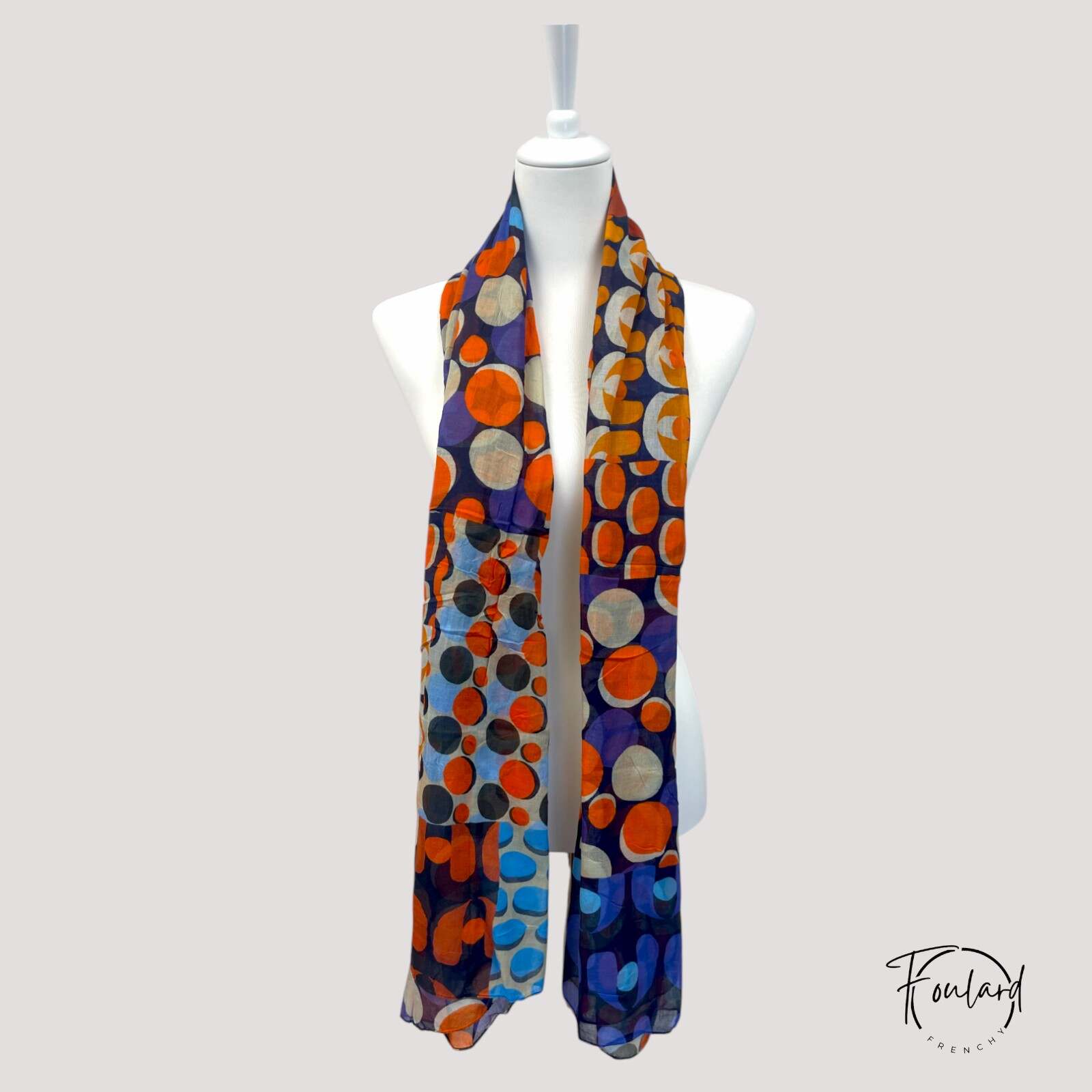 Vue d'ensemble du foulard, design moderne et artistique