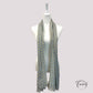 Foulard en coton drapé sur un mannequin, motif floral