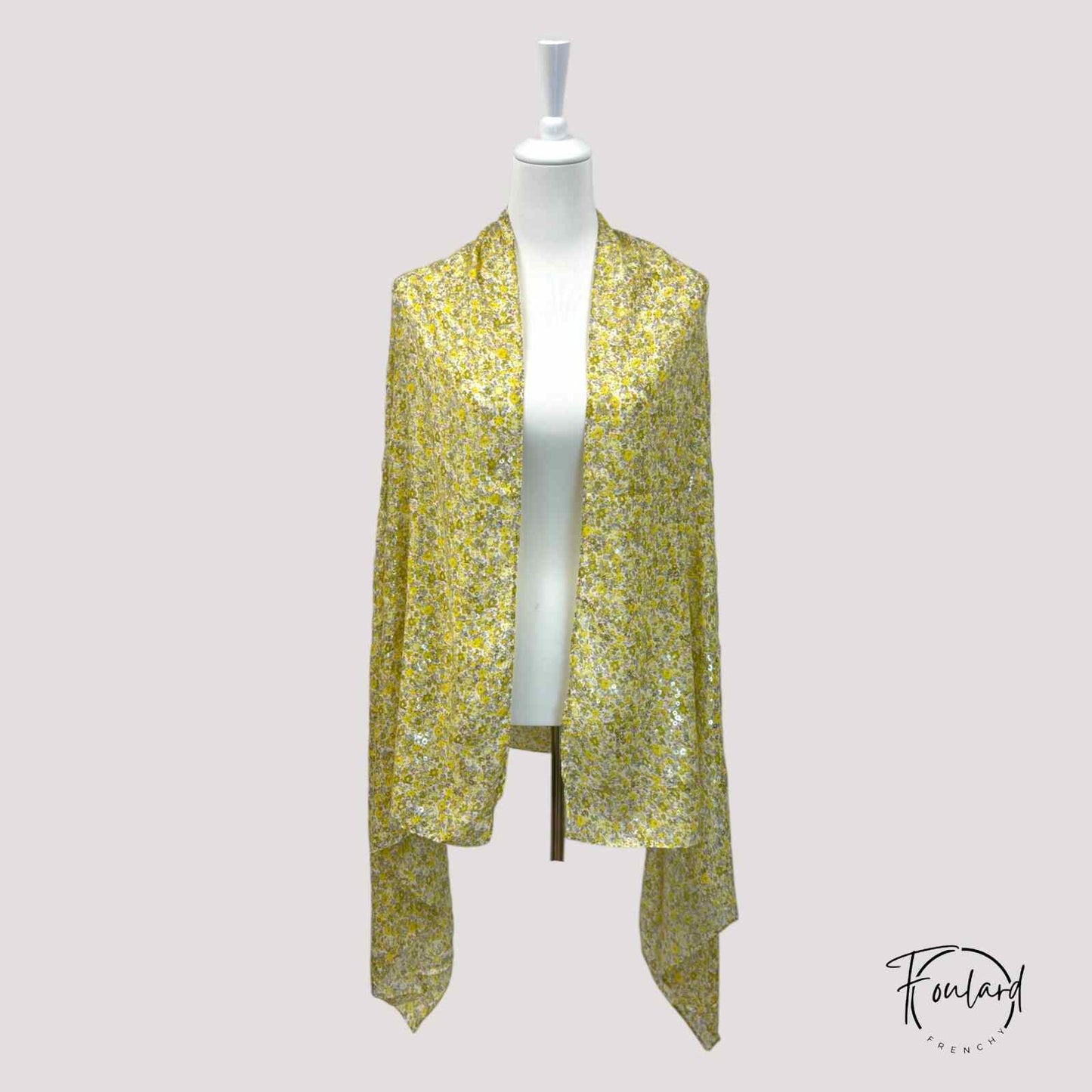 Foulard fleuri jaune doré sur fond blanc