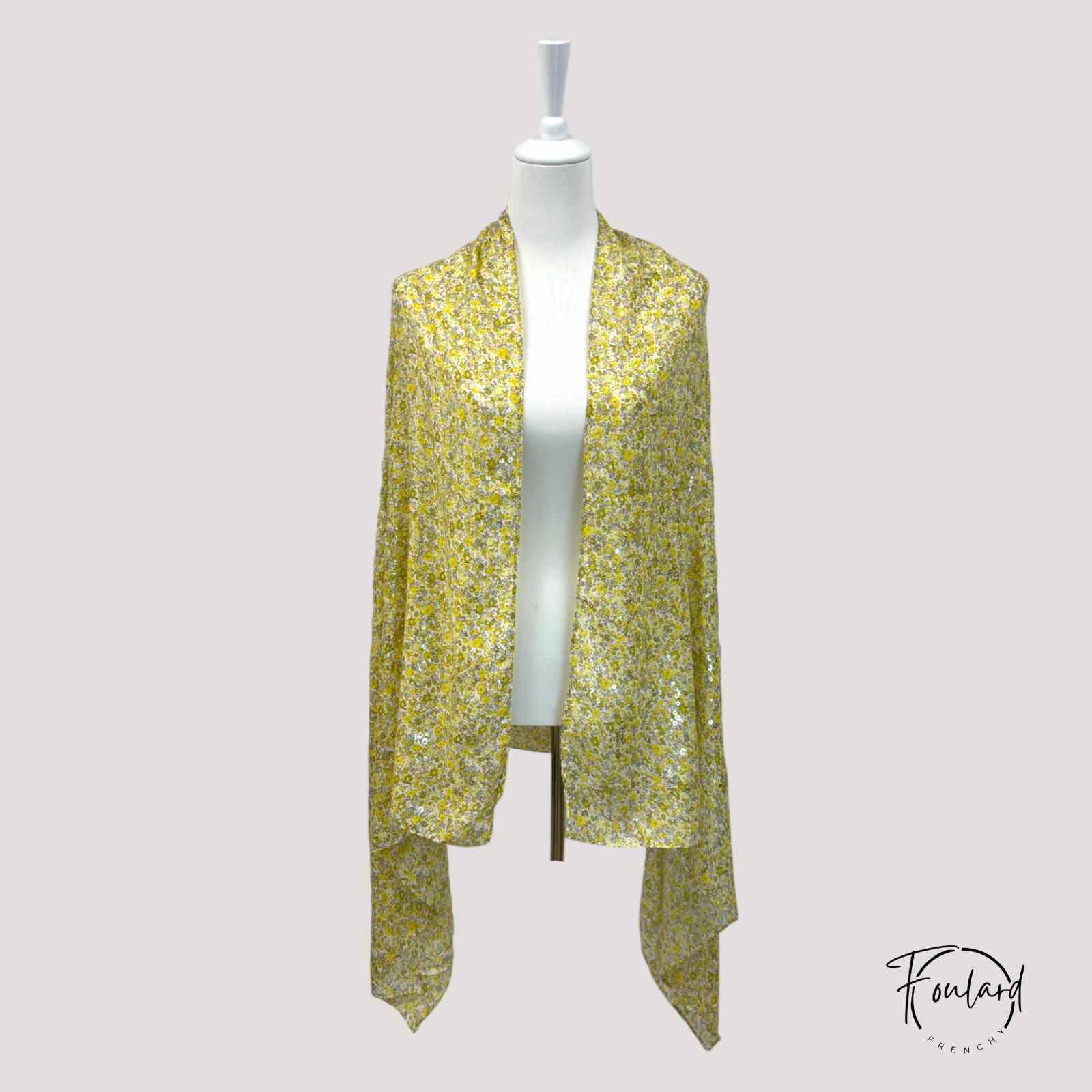 Foulard fleuri jaune doré sur fond blanc