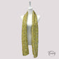 Foulard lumineux drapé sur un mannequin