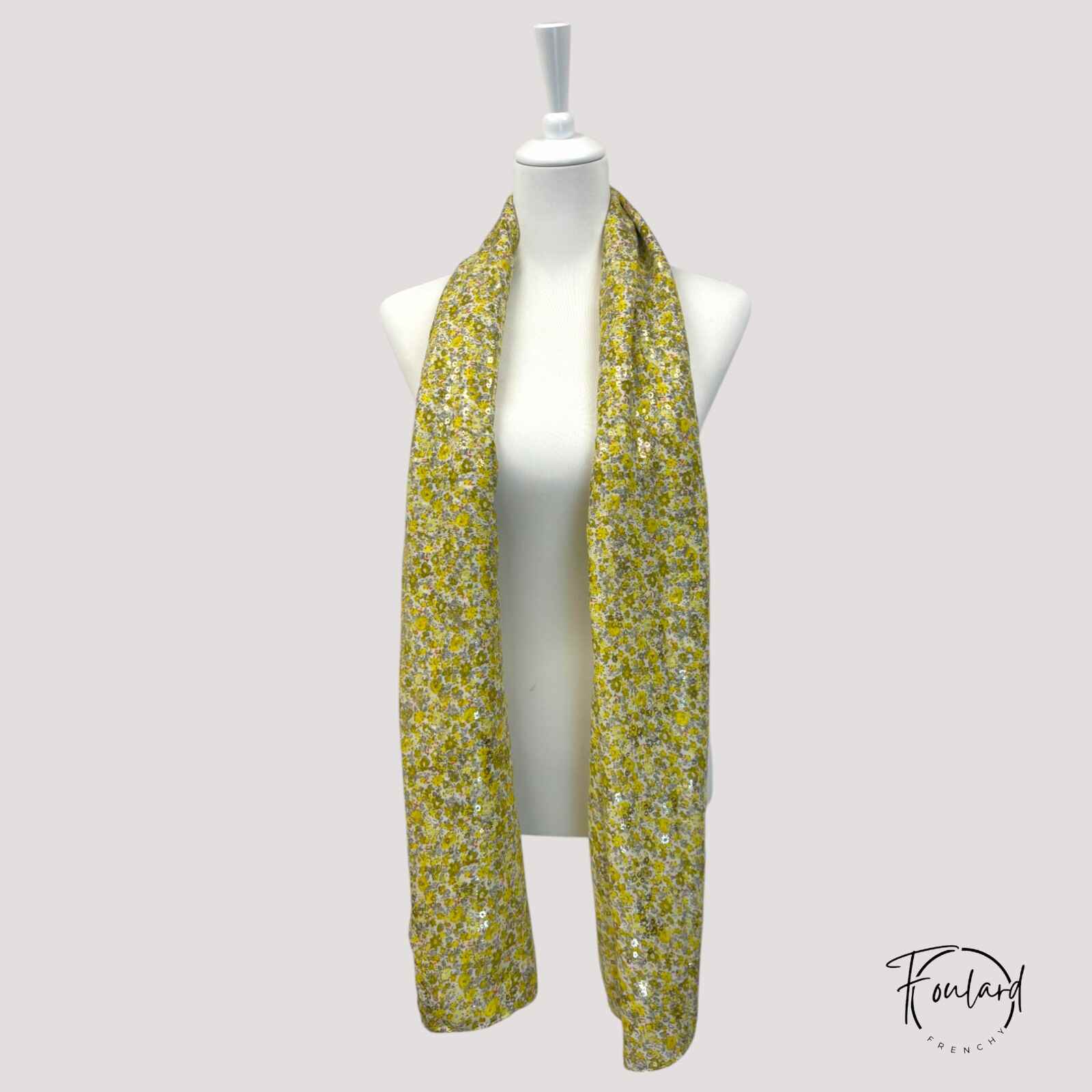 Foulard lumineux drapé sur un mannequin